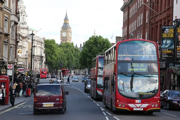 Červený autobus v ulici v Londýně — Stock fotografie