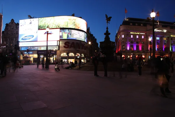 LONDON - JUNE 8: and traffic in Picadilly Circus — Stock Photo, Image