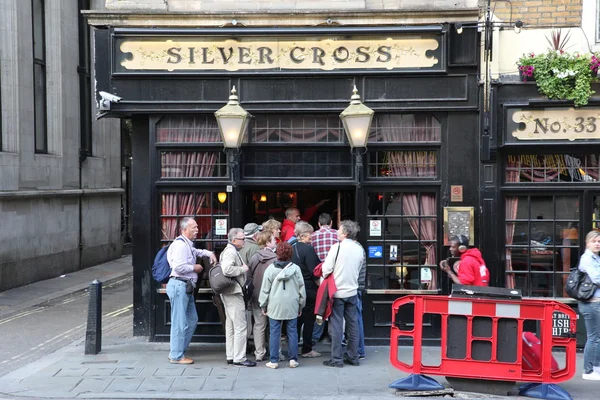 Londýn stříbrný kříž hospoda — Stock fotografie