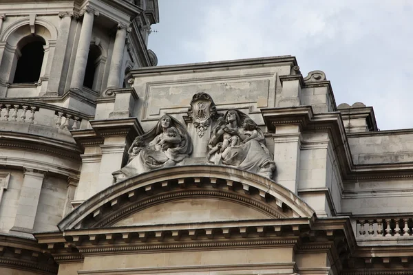 Oude decor op een gebouw in Londen — Stockfoto