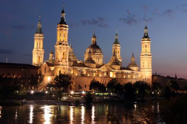 Bazilika virgen del pilar ve ebro Nehri'nin, zaragoza