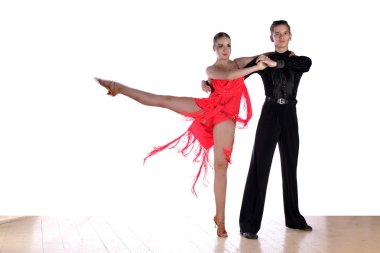 Latino dansçıları üzerine beyaz izole balo salonu