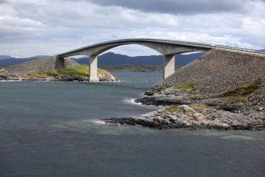 Norveç'te Atlantik yolda storseisundet Köprüsü