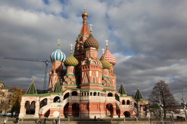 kırmızı kare üzerinde ünlü şefaat cathedral st. basil görünümünü 's,