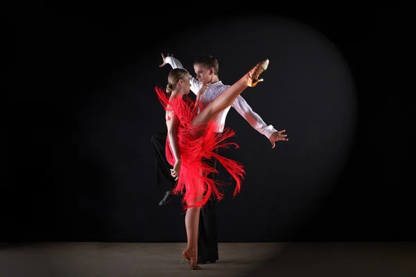 Bailarinas latinas en salón de baile sobre fondo negro —  Fotos de Stock