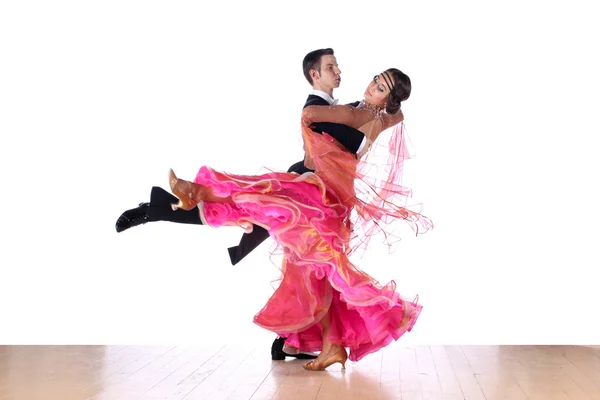 Latino tancerzy w sali balowej na białym tle — Zdjęcie stockowe