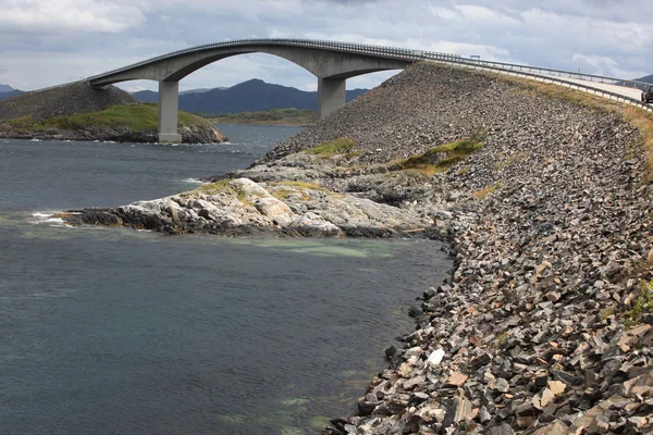 Norveç'te Atlantik yolda storseisundet Köprüsü — Stok fotoğraf