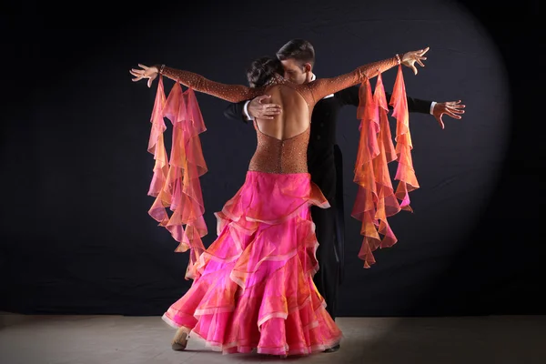Dançarinos latinos no salão de baile contra fundo preto — Fotografia de Stock