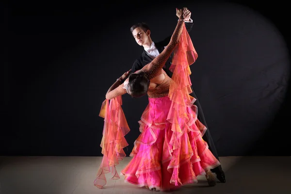 Danses latino dans la salle de bal sur fond noir — Photo