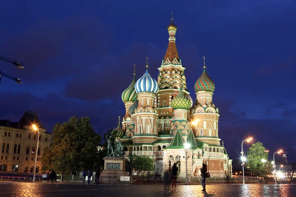 Vista noturna da Catedral de Intercessão St. Basil está na Praça Vermelha. — Fotografia de Stock