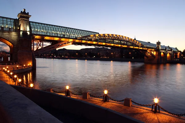 Andreyevsky (Pushkinsky) Bridge (left side) across Moskva River, — Stock Photo, Image