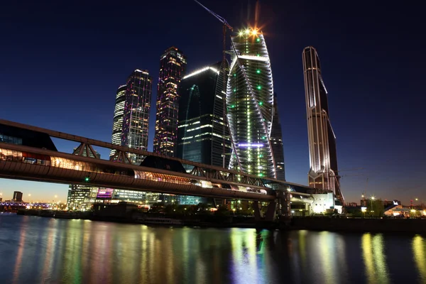 Krásná noční pohled mrakodrapů města mezinárodní obchodní centrum — Stock fotografie