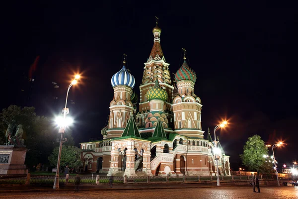 Vista noturna da Catedral de Intercessão St. Basil está na Praça Vermelha. , — Fotografia de Stock