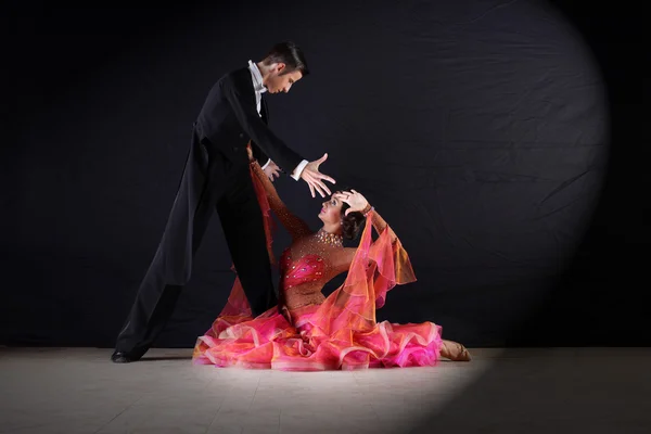 Danses latino dans la salle de bal sur fond noir — Photo