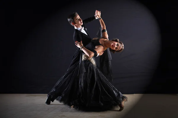 Latino tancerzy w sali balowej przeciwko na czarnym tle — Zdjęcie stockowe