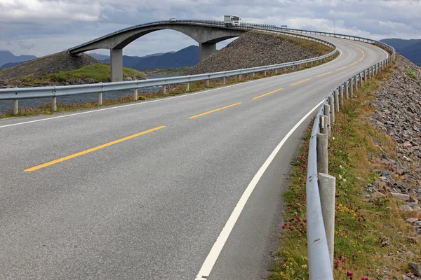 Stürmische Brücke auf der Atlantikstraße in Norwegen — Stockfoto