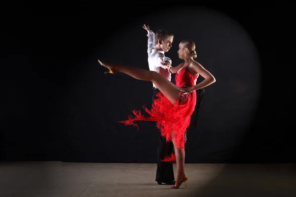 Bailarinas latinas en salón de baile sobre fondo negro — Foto de Stock
