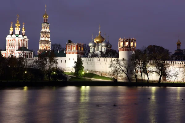 Bela visão noturna de igrejas ortodoxas russas em Novodevichy — Fotografia de Stock