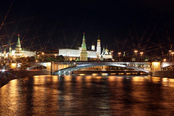 Московский Кремлевский дворец с церквями, рекой Москва и Большим каменным мостом — стоковое фото