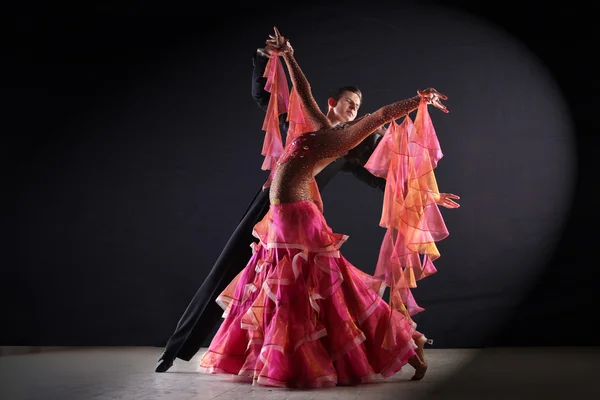 Tanečnice Latino v tanečním sále proti černému pozadí — Stock fotografie