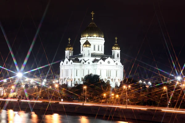 Famous and Beautiful Night View of Moskva river and Cathedral of Jesus Christ — Stock Photo, Image