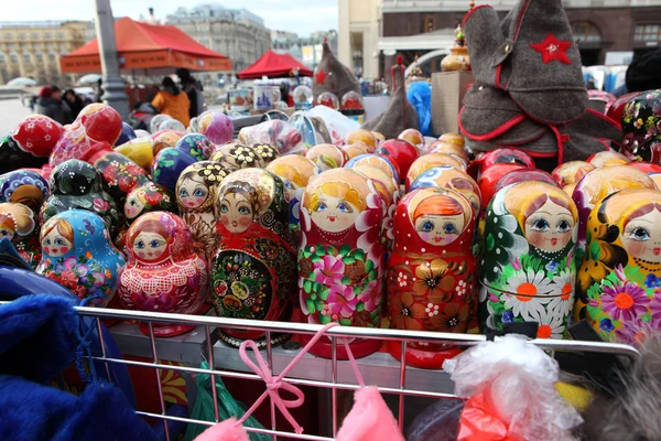 Coloridas muñecas rusas anidando en el mercado . — Foto de Stock