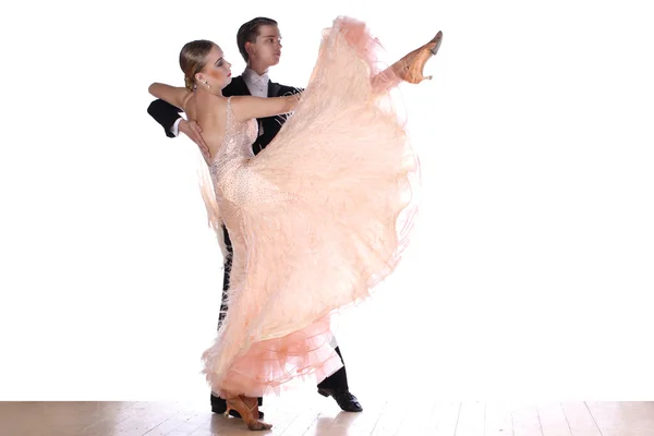 Bailarines en el salón de baile —  Fotos de Stock