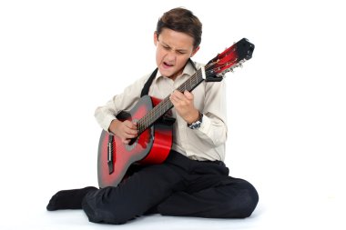 gitar çalan gerçekleştirme