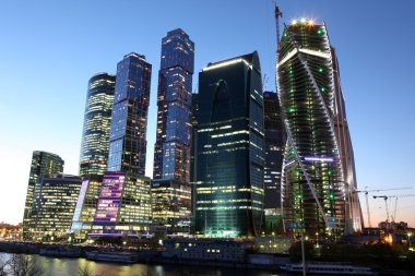 ünlü ve güzel gece görünümü gökdelenler şehri