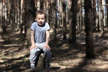 orman içinde bir oğlan