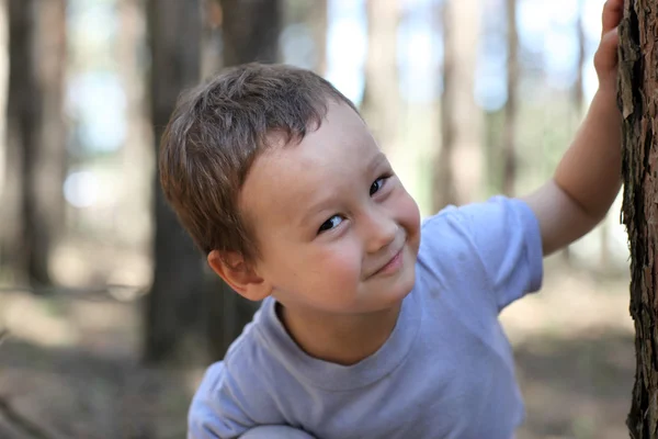 Ragazzo divertente nella foresta — Foto Stock