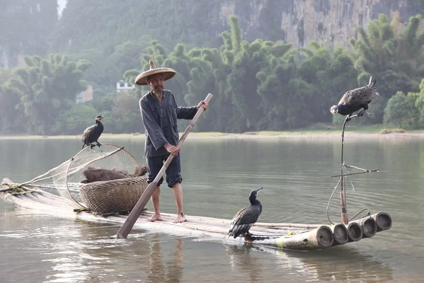 Uomo cinese pesca — Foto Stock