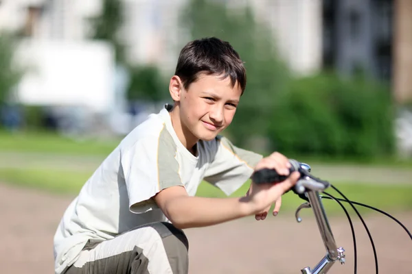 Garçon à vélo — Photo