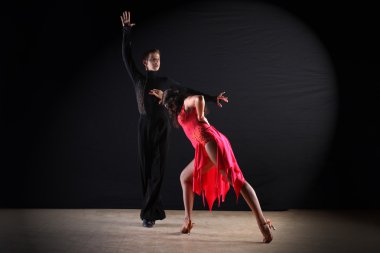 siyah arka plan üzerine izole balo salonu Latino dansçıları