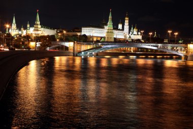 Moskova Nehri, büyük taş köprü ve kremlin palace ünlü ve güzel gece görünümü