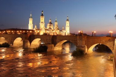 Görünüm virgen bazilikanın del pilar ve ebro Nehri'nin