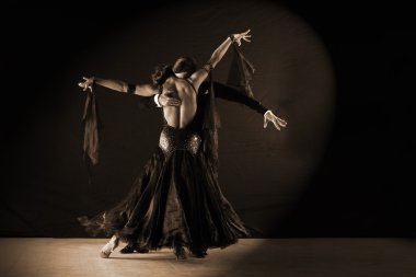 siyah arka plan üzerine karşı balo Latino dansçıları
