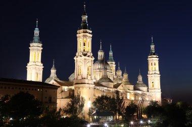 Görünüm virgen bazilikanın del pilar ve ebro Nehri'nin