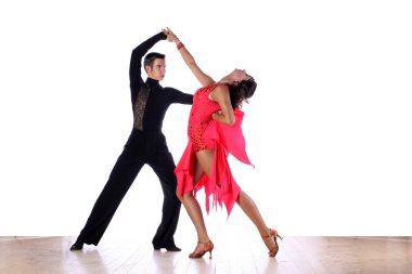 Latino dansçıları balo beyaz bir arka plana dayanır