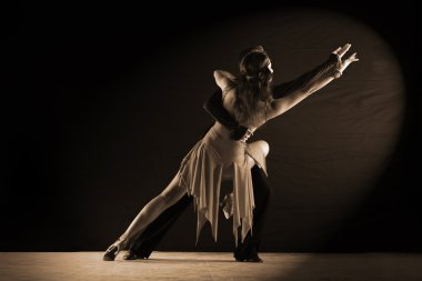 siyah arka plan üzerine karşı balo Latino dansçıları