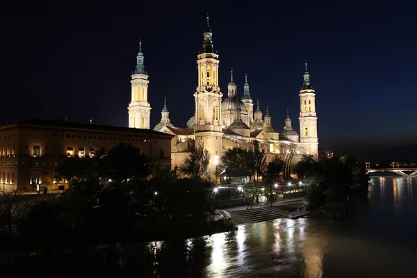 Blick auf die Basilika der Jungfrau del Pilar und ebro Fluss — Stockfoto