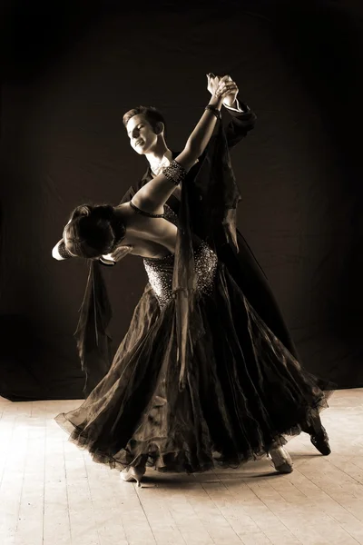 在黑色背景上孤立的舞厅的拉丁裔舞者 — 图库照片