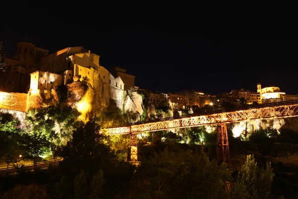 Natt syn på rocky river bank Júcar och bro i cuenca — Stockfoto