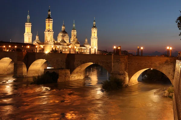 View of the basilica of the Virgen del Pilar and Ebro river — Stock Photo, Image