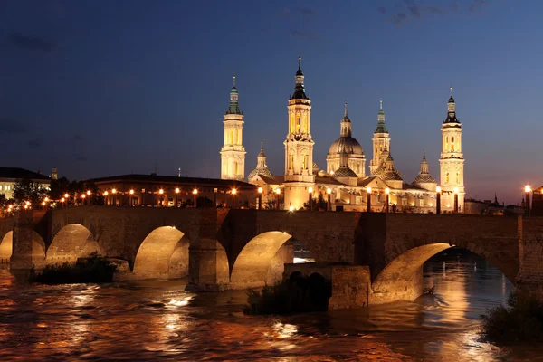 View of the basilica of the Virgen del Pilar and Ebro river — Stock Photo, Image