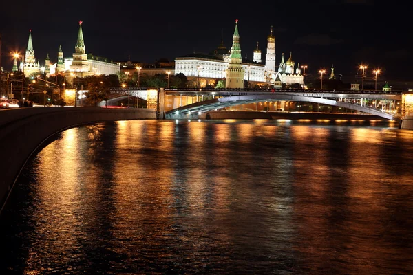 Vista noturna famosa e bonita do rio Moskva, Ponte de Pedra Grande e Palácio do Kremlin — Fotografia de Stock