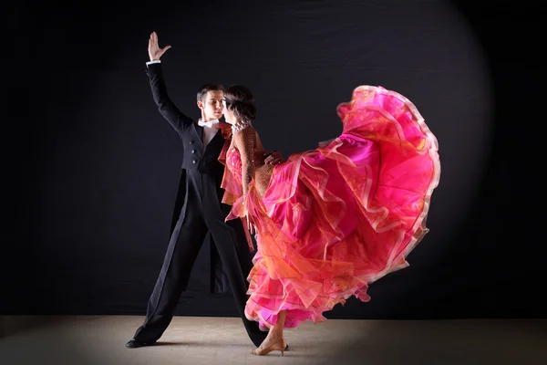 Danses latino dans une salle de bal isolée sur fond noir — Photo