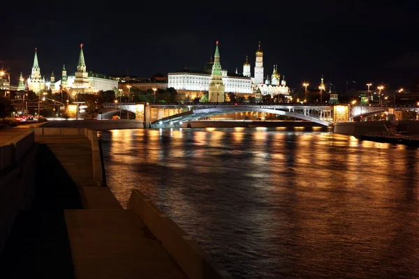 Famosa y hermosa vista nocturna del río Moskva, puente de piedra grande — Foto de Stock