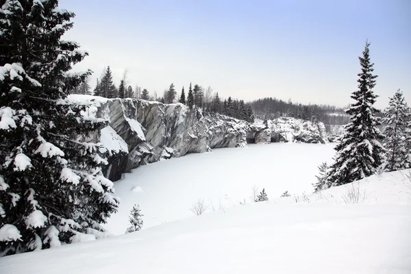 Schneefall im Winter im alten Marmorbruch, Karelien, Russland — Stockfoto