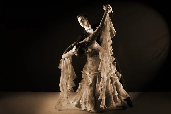 Danses latino dans la salle de bal sur fond noir — Photo